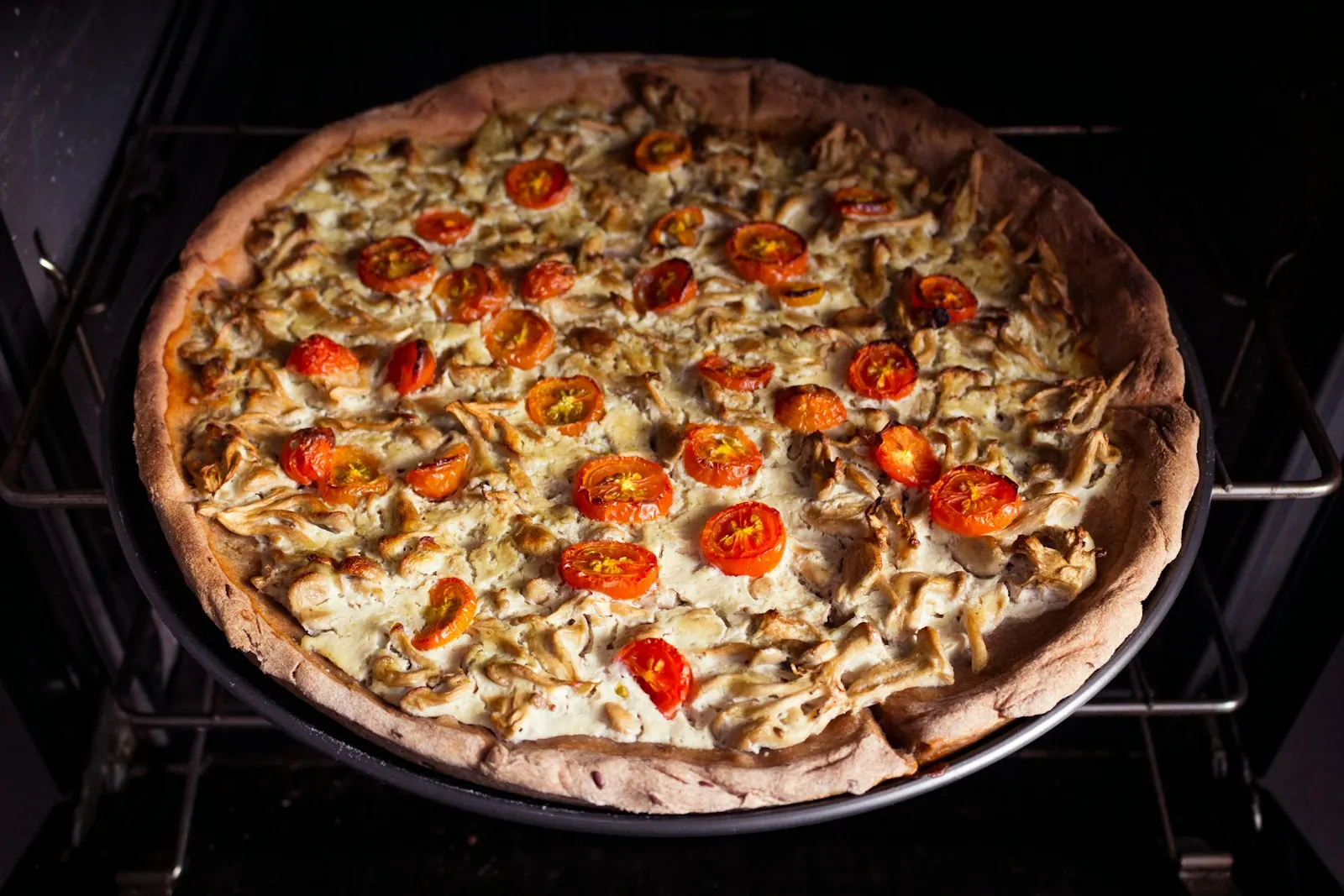 Pinsa met kerstomaatjes in een hete oven